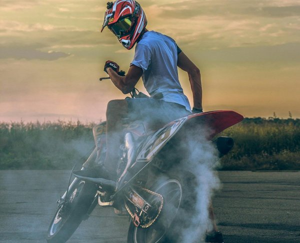 Les meilleures techniques pour filmer ses propres courses de moto